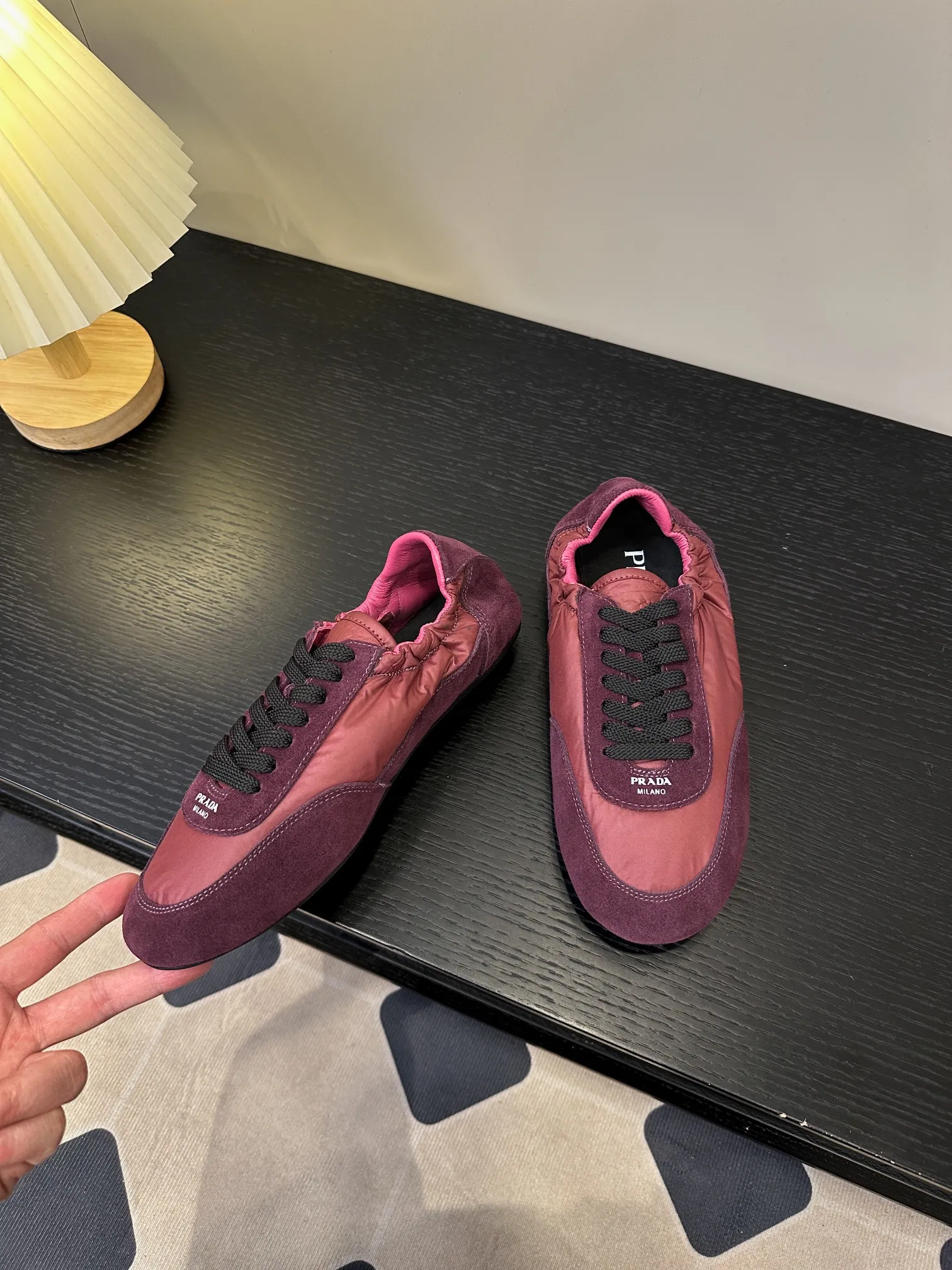 👟👟Ex-factory price 420👟👟 💠𝐏𝐑𝐀𝐃𝐀#Prada catwalk style lightweight thin-soled new moral training shoes casual shoes💠 outsole molded TPU❣️not made of rubber! The suede upper is textured, and the inner sheepskin is wrapped, which is soft and waxy. The insole is thickened with lambskin, which is extremely comfortable to step on, has a sense of support, and feels well wrapped. The shoe shape is full of wrapping, light, easy to wear, and practical. It is a casual shoe that makes you taller and longer legs! White is clean and refreshing, needed all year round, and can be easily worn with skirts and trousers. Upper: imported suede/original molded fabric. Lining: sheepskin. Outsole: TPU outsole! Different from cheap rubber soles on the market! Code number: 35-40 (40 customized)